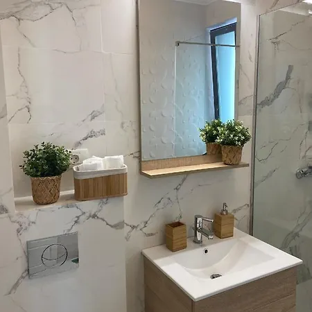 Queen's Deluxe Mamaia Nord Apartment *